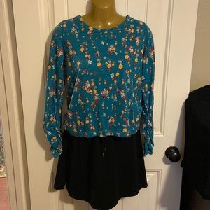 NWOT floral top with elastic gathered end sleeve.  BONGO junior size LG